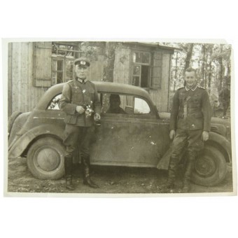 Saksalainen Oberleutnant adjutantinsa ja hänen autonsa Opel Olümpian kanssa. Espenlaub militaria